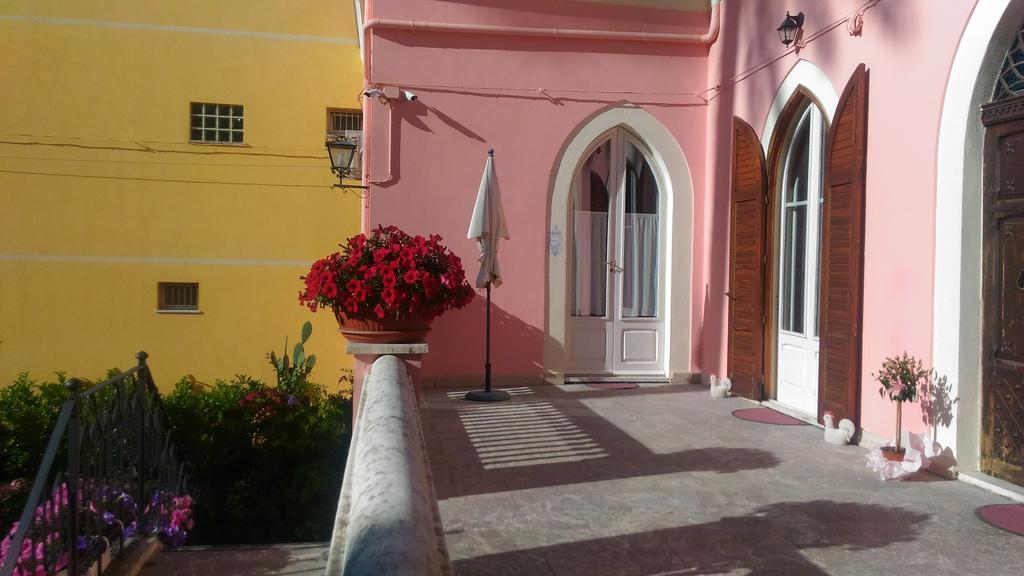 B&B Villa Raineri Giardini-Naxos Buitenkant foto